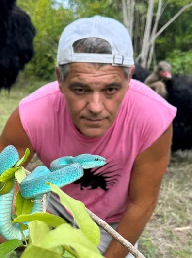 Frank Cuesta con Serpiente Azul