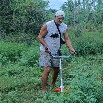 Frank Cuesta cortando el pasto en el Santuario Libertad
